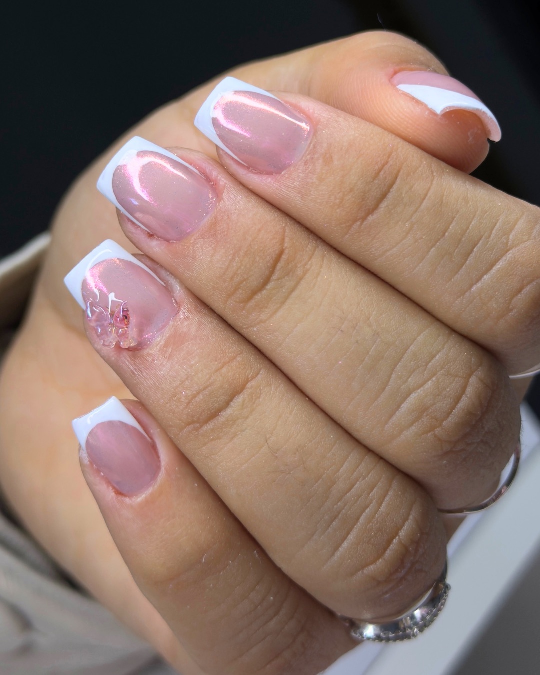 Unhas rosé com francesinha branca e flor